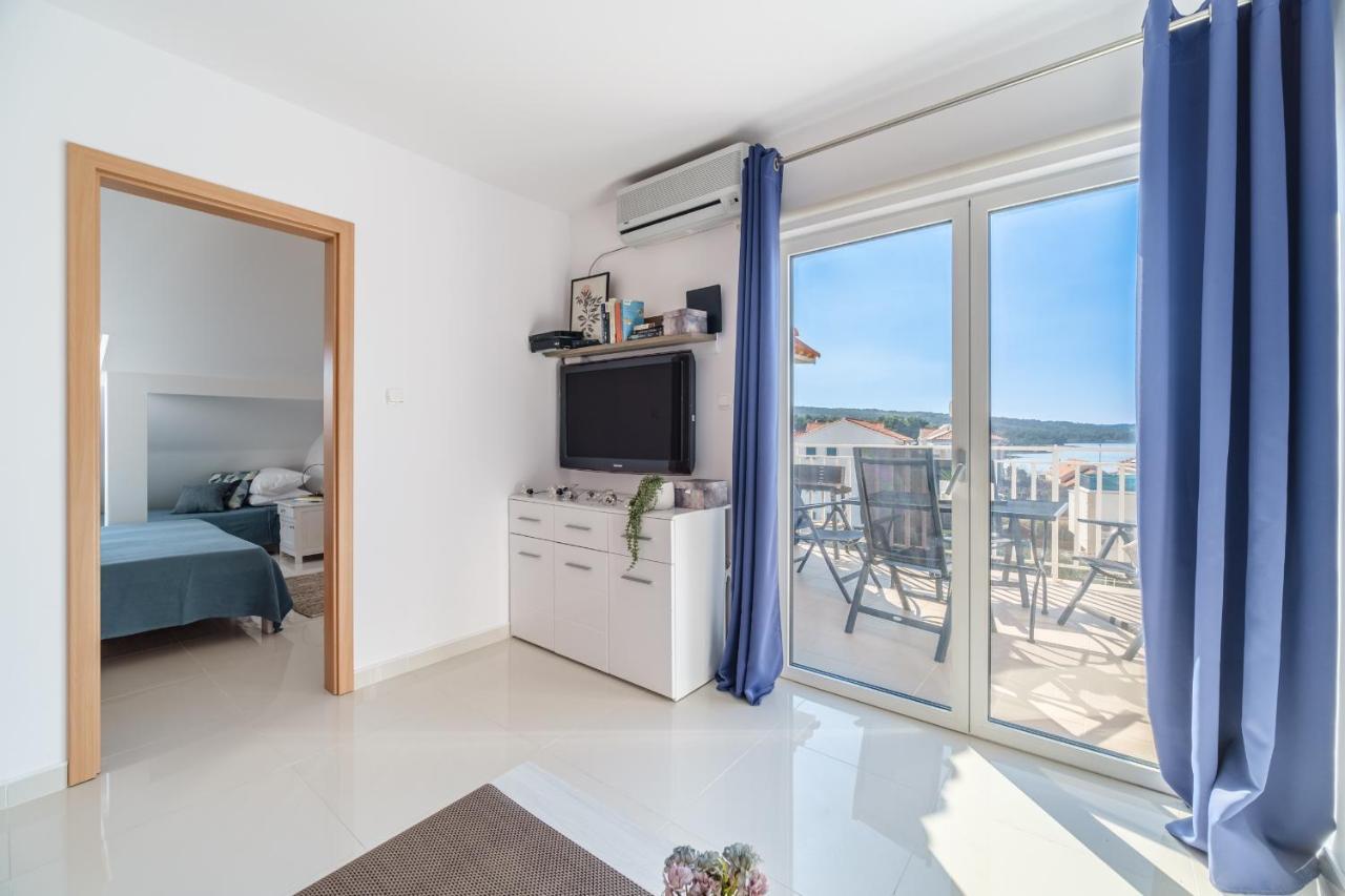 Luka'S Sea View Terrace & Steps From The Beach Apartment Mirca  Ngoại thất bức ảnh